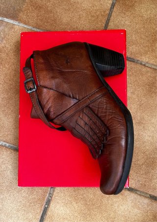 Botas de cuero marrones con flecos