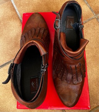 Botas de cuero marrones con flecos