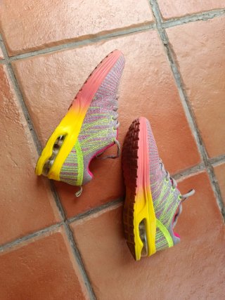 Zapatillas deportivas grises y rosas