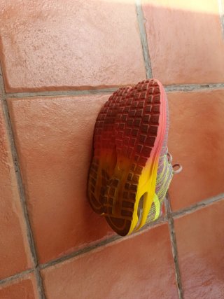 Zapatillas deportivas grises y rosas