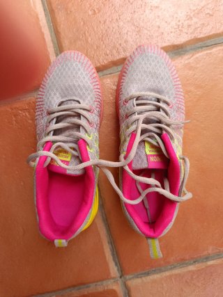 Zapatillas deportivas grises y rosas