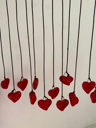 Colgante de corazones rojos