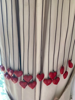 Colgante de corazones rojos