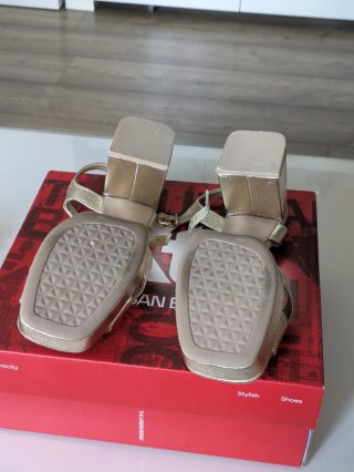 Sandalias XTI doradas tacón plataforma