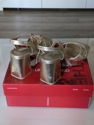 Sandalias XTI doradas tacón plataforma
