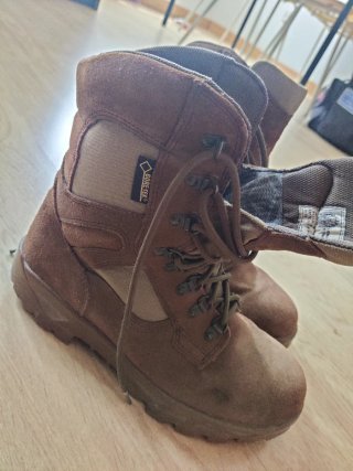 Botas de montaña Gore-Tex marrones.