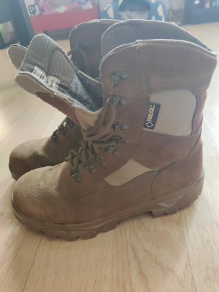 Botas de montaña Gore-Tex marrones.