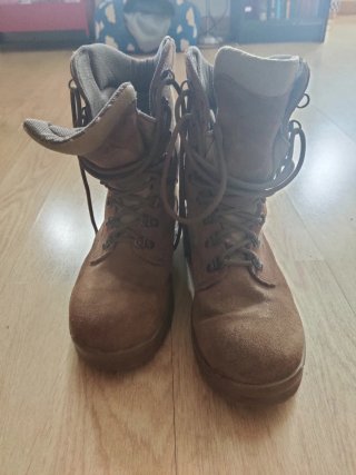 Botas de montaña Gore-Tex marrones.