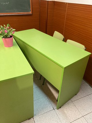 Mesas verdes de madera contrachapada