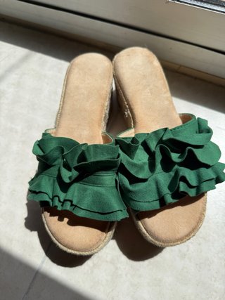 Sandalias cuña verde con volantes