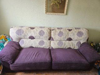 Sofá de tela beige y morado