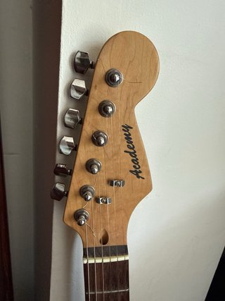 Pack Guitarra Academy Sunburst+Ampli Peavey+ cable