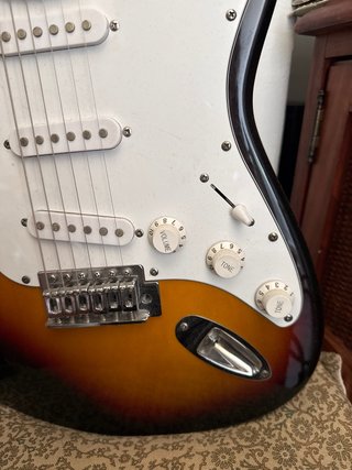 Pack Guitarra Academy Sunburst+Ampli Peavey+ cable