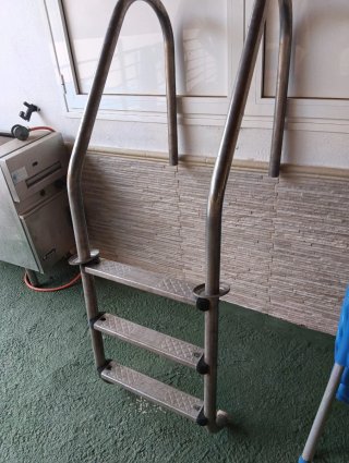 Escalera Piscina Metal y Plástico