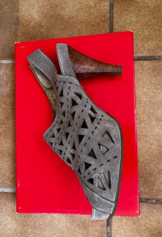 Sandalias grises de ante con tacón