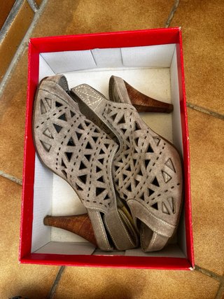 Sandalias grises de ante con tacón