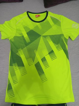 Conjunto deportivo niño neón y azul.