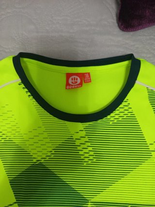 Conjunto deportivo niño neón y azul.
