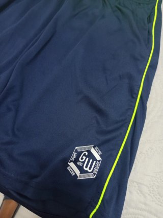 Conjunto deportivo niño neón y azul.