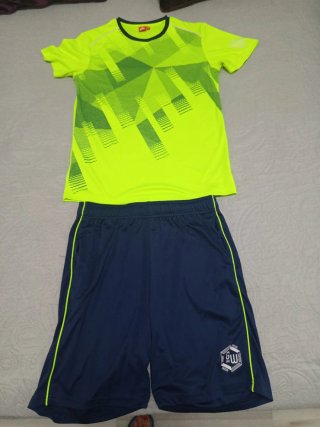 Conjunto deportivo niño neón y azul.