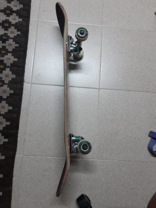 Monopatín (Skate) con diseño geométrico