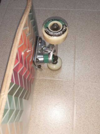 Monopatín (Skate) con diseño geométrico