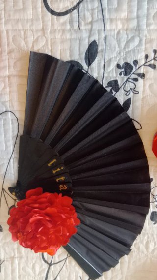 Abanicos decorativos con flores y plumas