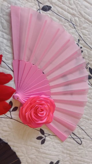 Abanicos decorativos con flores y plumas