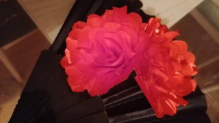Abanicos decorativos con flores y plumas