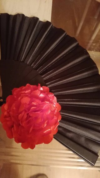 Abanicos decorativos con flores y plumas