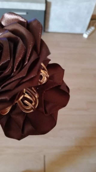 Abanicos decorativos con flores y plumas