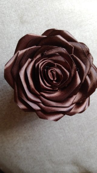 Abanicos decorativos con flores y plumas