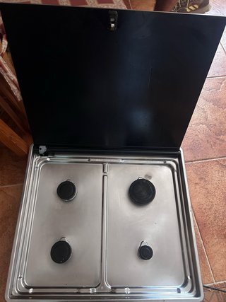 Fornello a gas con quattro bruciatori