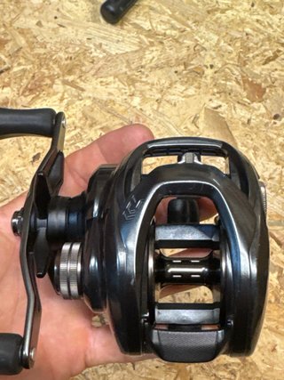 Carrete Daiwa Tatula 300HS-L Casting y pomos.