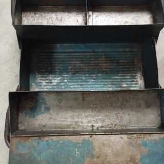 Caja de herramientas metálica azul