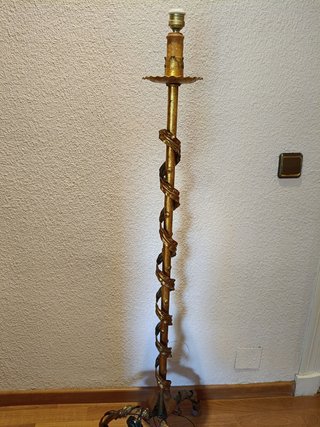 Lámpara de pie dorada estilo vintage.
