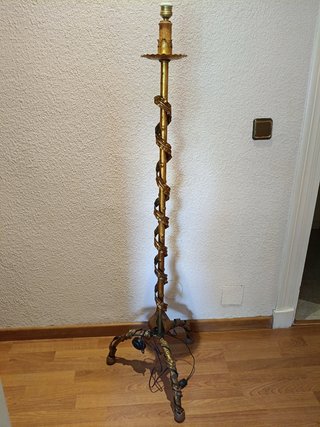 Lámpara de pie dorada estilo vintage.