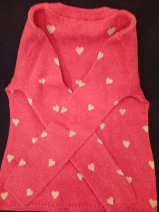 Jersey rosa con corazones blancos