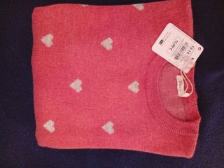 Jersey rosa con corazones blancos