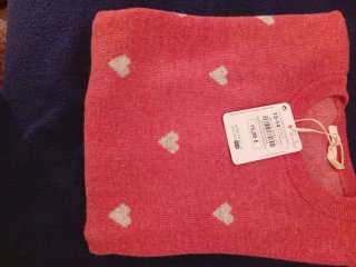 Jersey rosa con corazones blancos