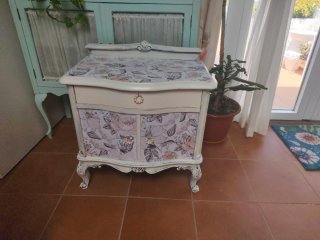 Mesita antigua con diseño floral