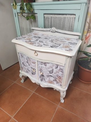 Mesita antigua con diseño floral
