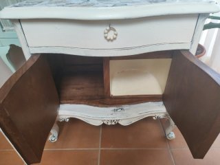 Mesita antigua con diseño floral