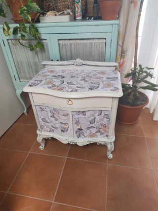Mesita antigua con diseño floral