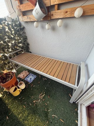 Banco Ikea de exterior, de madera y metal