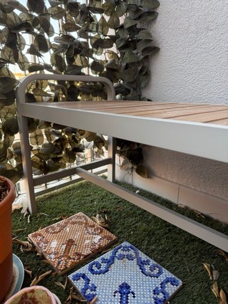 Banco Ikea de exterior, de madera y metal