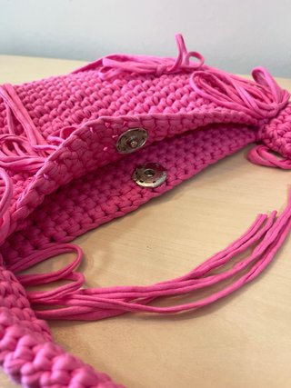 Bolso de trapillo rosa con flecos