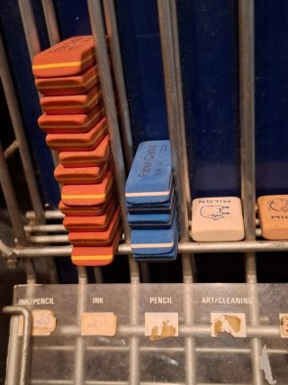 Expositor antiguo con 35gomas de borrar FACTIS