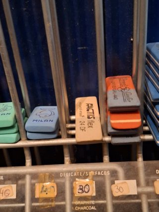Expositor antiguo con 35gomas de borrar FACTIS