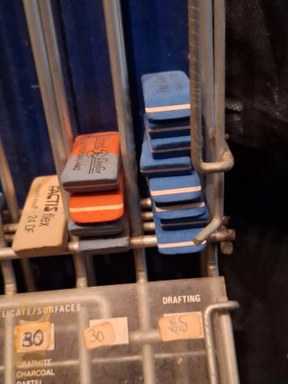 Expositor antiguo con 35gomas de borrar FACTIS